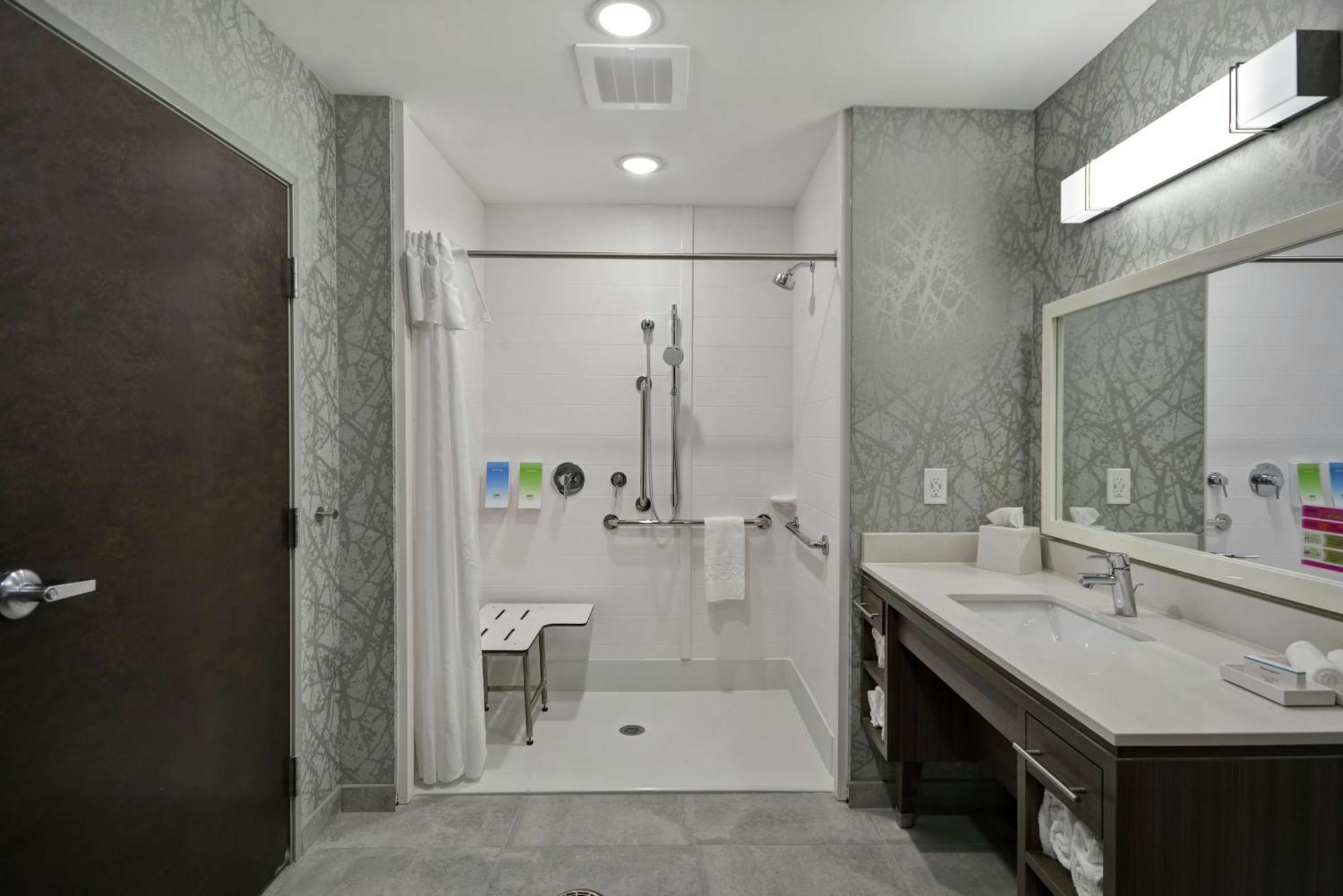 Home2 By Hilton Grand Rapids North 3*